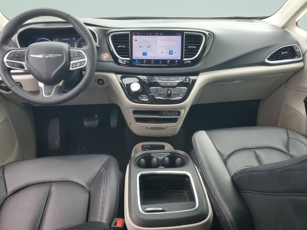 Used 2024 Chrysler Pacifica Touring-L FWD image 11