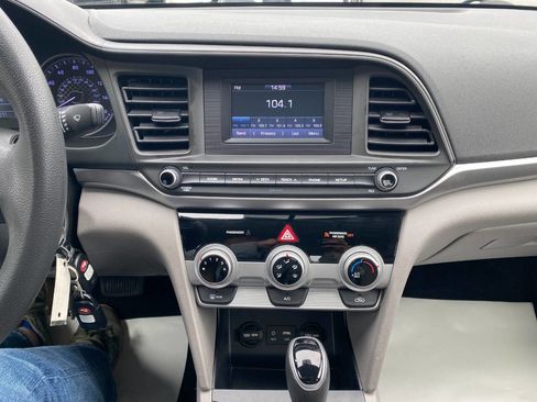 Used 2019 Hyundai Elantra SE image 15