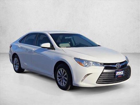 Used 2016 Toyota Camry LE image 3