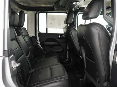 Used 2018 Jeep Wrangler Unlimited Sahara AWD/4WD image 13