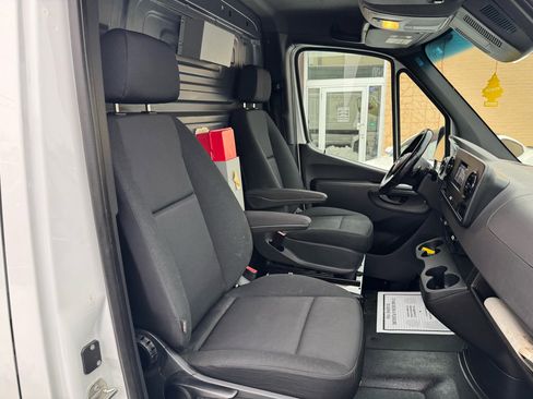 Used 2022 Mercedes-Benz Sprinter 1500 image 17