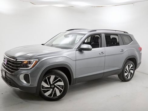 Used 2025 Volkswagen Atlas SE image 3