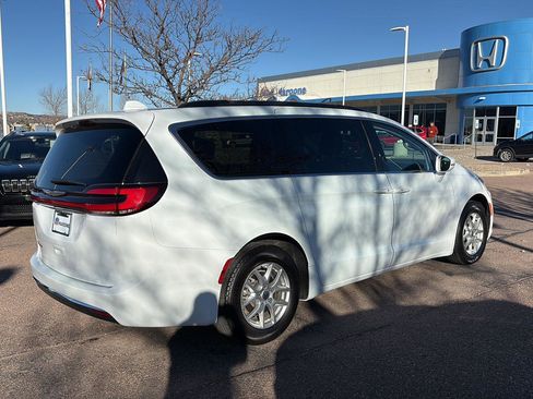 Used 2022 Chrysler Pacifica Touring-L image 25