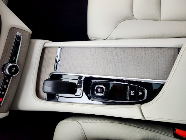 Certified 2025 Volvo XC90 T8 Plus w/ Protection Package Premier AWD/4WD image 27