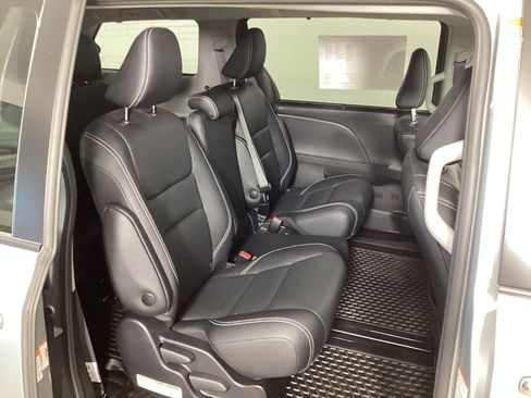 Used 2020 Toyota Sienna SE FWD image 34