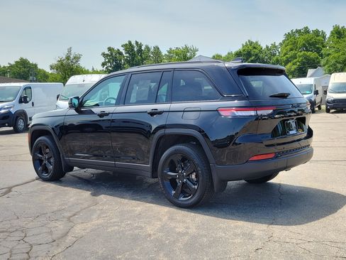 Used 2025 Jeep Grand Cherokee Altitude AWD/4WD image 3