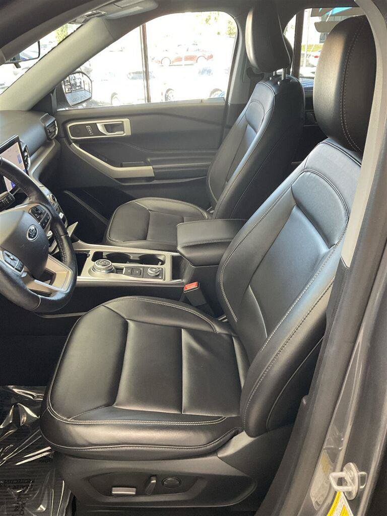 Used 2022 Ford Explorer XLT w/ Equipment Group 202A AWD/4WD image 8
