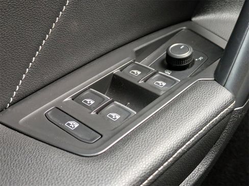 Used 2023 Volkswagen Tiguan SE R-Line image 33