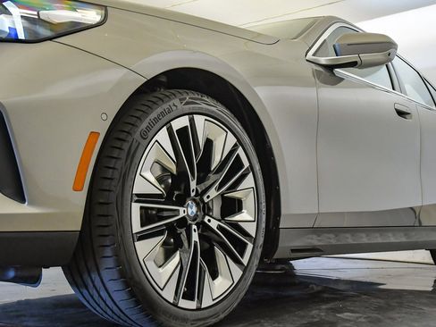 Used 2025 BMW 530i w/ Premium Package image 10