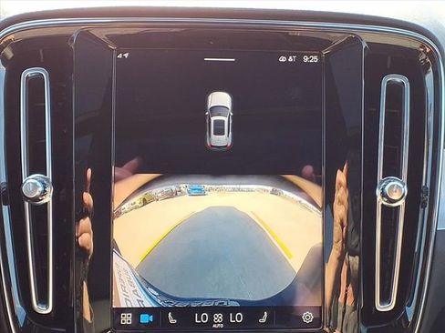 Used 2025 Volvo XC40 B5 Core image 19