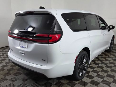New 2026 Chrysler Pacifica Select image 7