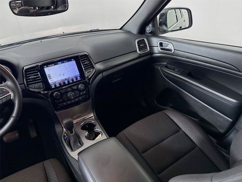 Used 2020 Jeep Grand Cherokee Laredo w/ 18" Wheel & 8.4" Radio Group AWD/4WD image 24
