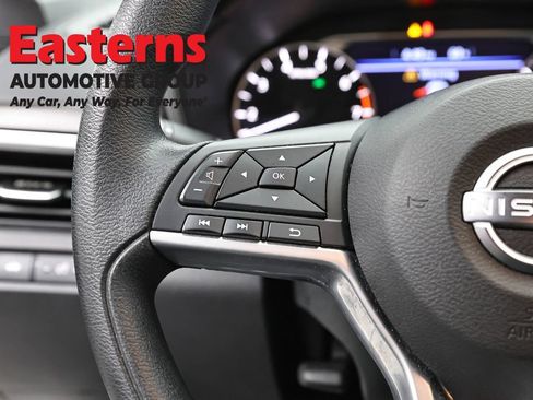 Used 2025 Nissan Altima 2.5 SV FWD image 15