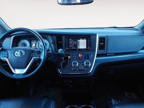 Used 2019 Toyota Sienna SE Premium image 10