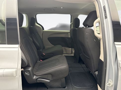 Used 2023 Chrysler Voyager LX image 17