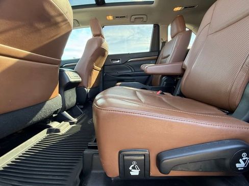 Used 2017 Toyota Highlander Limited Platinum image 27