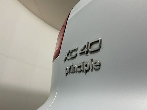 Used 2020 Volvo XC40 T4 Momentum image 30