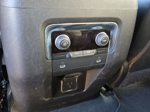 Used 2023 Chevrolet Traverse LT image 15