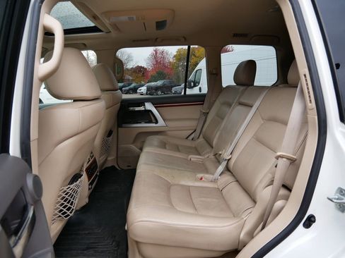 Used 2015 Toyota Land Cruiser image 40