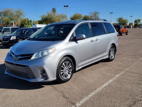 Used 2018 Toyota Sienna XLE w/ XLE Navigation Package image 4