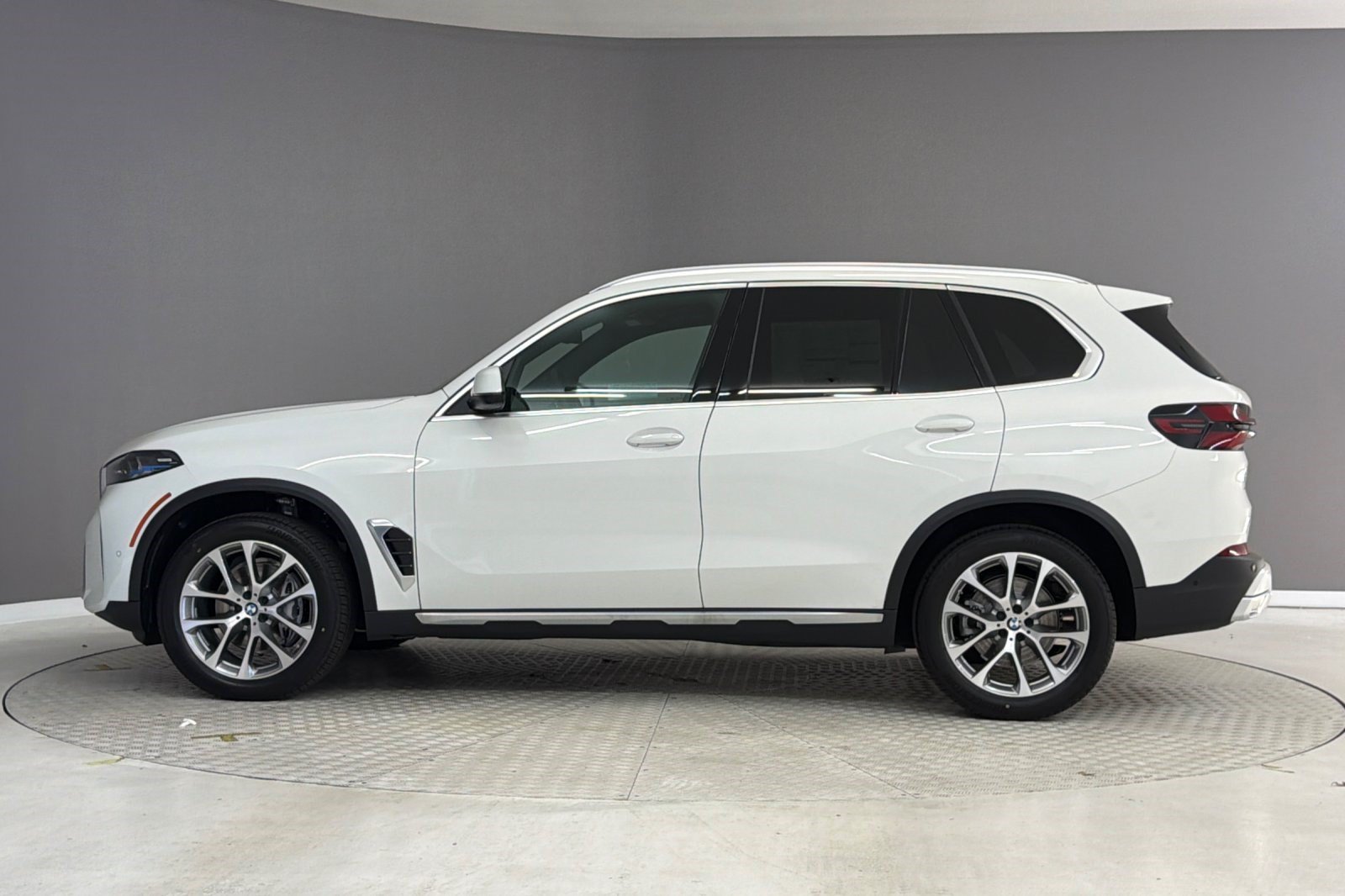 New 2026 BMW X5 sDrive40i w/ Parking Assistance Package RWD image 2