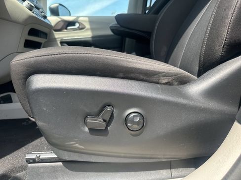 Used 2022 Chrysler Voyager LX FWD image 30