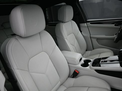 Certified 2025 Porsche Macan AWD/4WD image 32