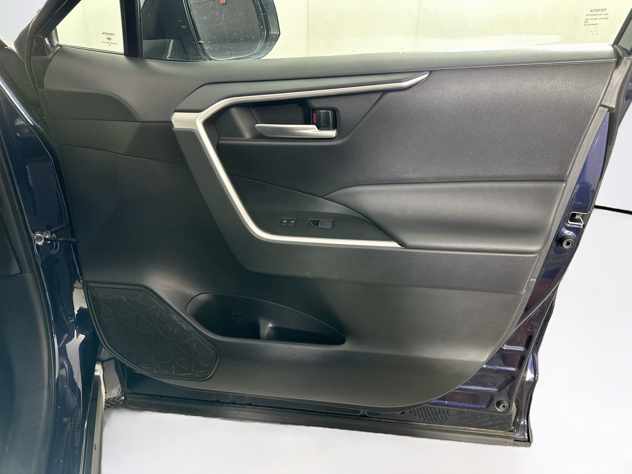Used 2025 Toyota RAV4 XLE FWD image 30