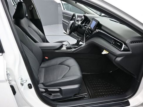 Used 2024 Toyota Camry SE image 14