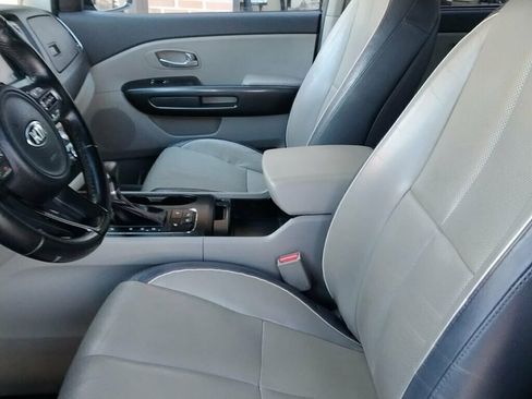 Used 2018 Kia Sedona LX w/ LX Essentials Premium Package image 7