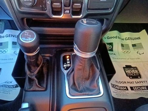 Used 2022 Jeep Wrangler Unlimited Sport image 24