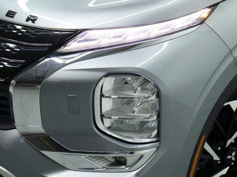 Used 2024 Mitsubishi Outlander 4WD Plug-In Hybrid image 2