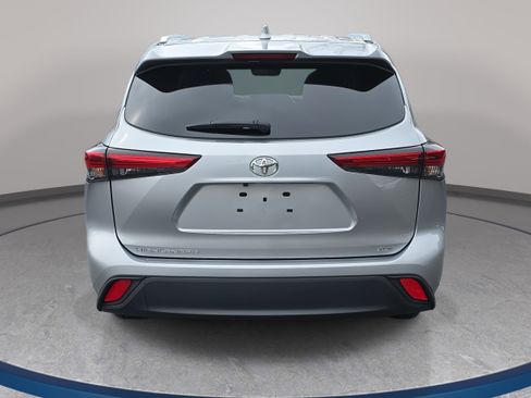 Used 2023 Toyota Highlander XLE image 6