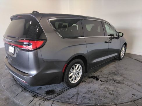 Used 2023 Chrysler Pacifica Touring-L image 5