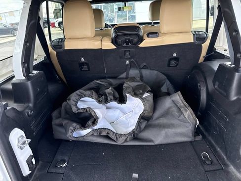 Used 2018 Jeep Wrangler Unlimited Sahara AWD/4WD image 22