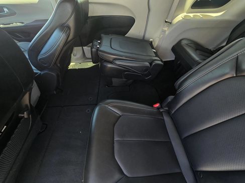 Used 2024 Chrysler Pacifica Touring-L FWD image 6