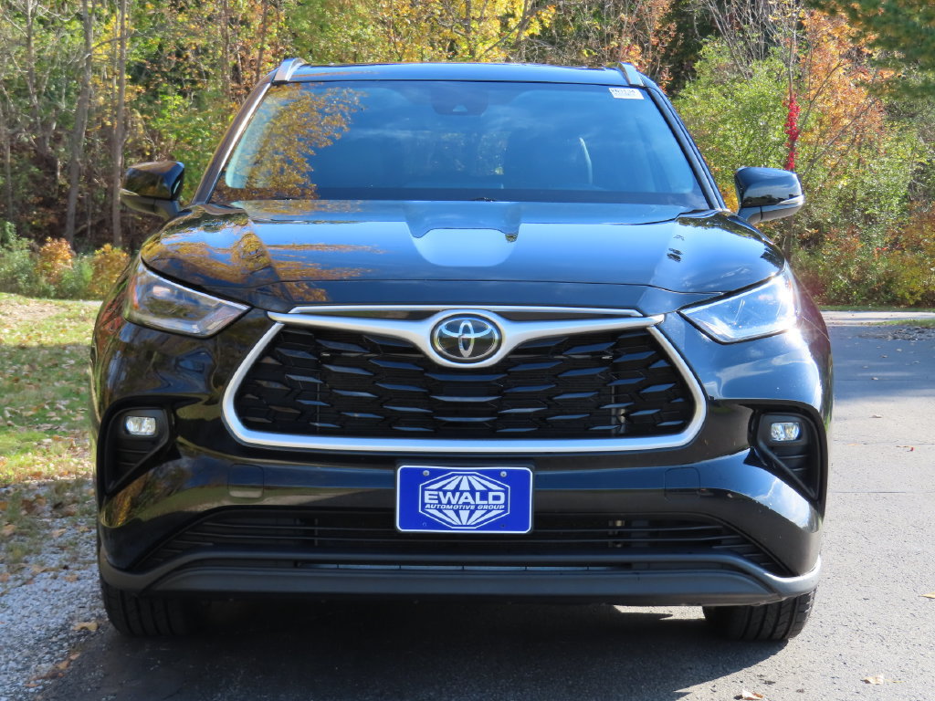 Used 2021 Toyota Highlander XLE AWD/4WD image 16