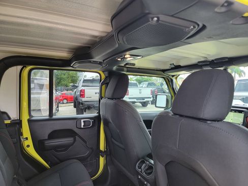 Used 2023 Jeep Gladiator Rubicon w/ Trailer Tow Package AWD/4WD image 18