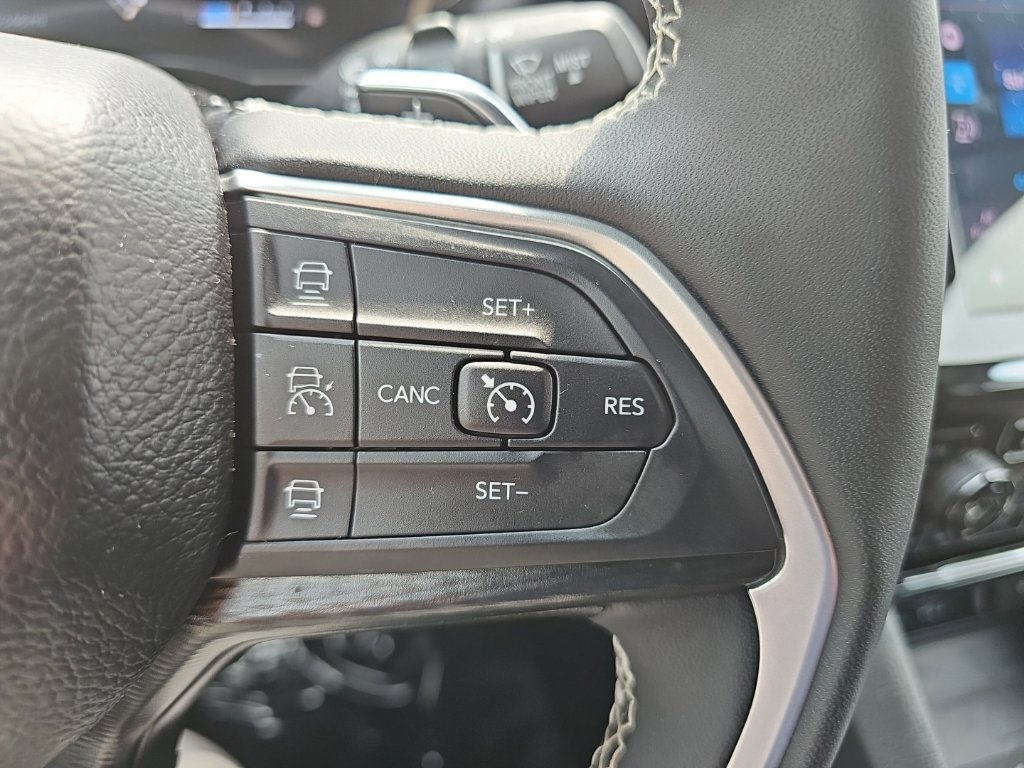 Certified 2025 Jeep Grand Cherokee Altitude AWD/4WD image 30