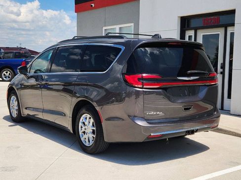 Used 2022 Chrysler Pacifica Touring-L FWD image 4