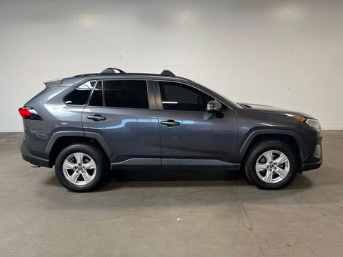 Used 2019 Toyota RAV4 XLE w/ Convenience Package FWD image 2