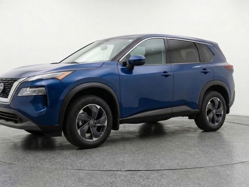 Used 2025 Nissan Rogue SV image 3