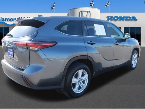 Used 2024 Toyota Highlander LE image 8