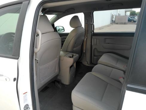 Used 2021 Kia Sedona LX FWD image 18