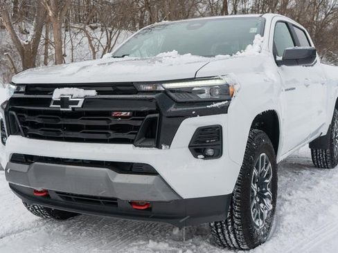Used 2025 Chevrolet Colorado Z71 AWD/4WD image 2