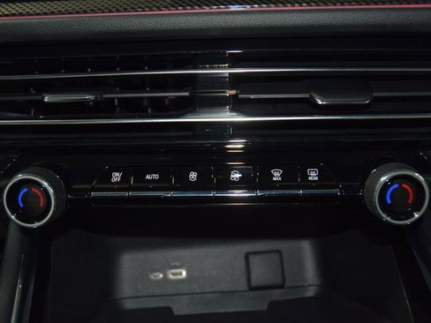 Used 2025 Chevrolet Traverse High Country image 33