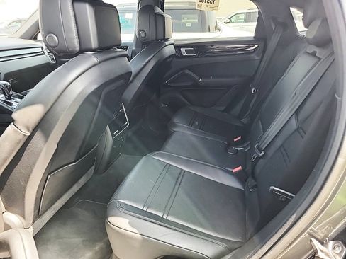 Used 2022 Porsche Cayenne Coupe AWD/4WD image 7
