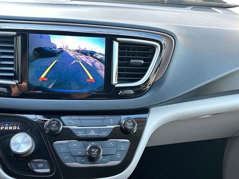 Used 2017 Chrysler Pacifica Touring image 14