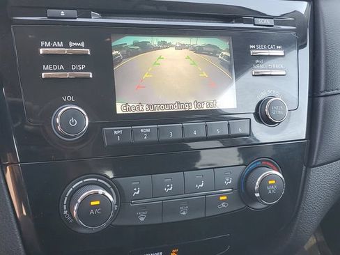 Used 2017 Nissan Rogue SV AWD/4WD image 25