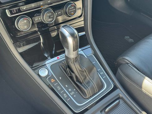 Used 2018 Volkswagen Golf R 4-Door image 41